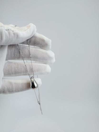 Minimalist teardrop Necklace