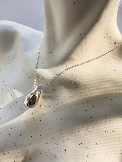 Minimalist teardrop Necklace