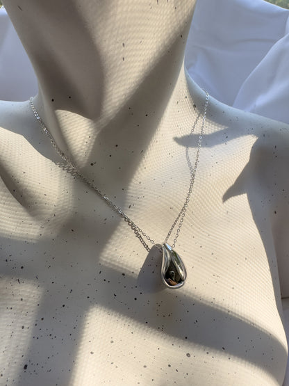 Minimalist teardrop Necklace